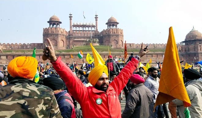 किसानों की ट्रैक्टर परेड हिंसा में 100 से अधिक पुलिसकर्मी हुए घायल