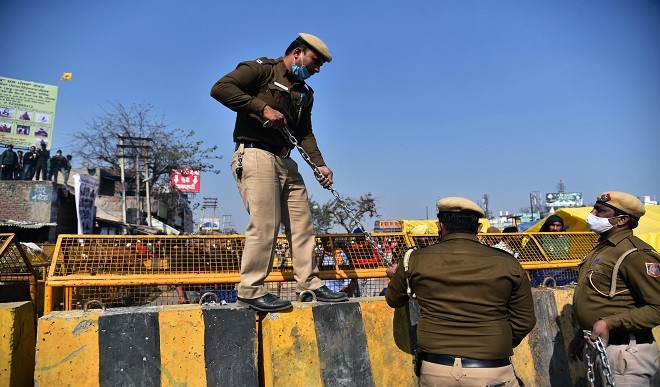 ट्रैक्टर रैली में हिंसा के बाद एक्शन में दिल्ली पुलिस, राकेश टिकैत, योगेंद्र यादव समेत 37 किसान नेताओं पर FIR