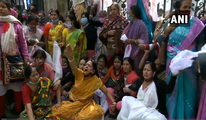 समान वेतन मांग को लेकर बंगाल विधानसभा के बाहर पारा शिक्षकों ने किया विरोध प्रदर्शन