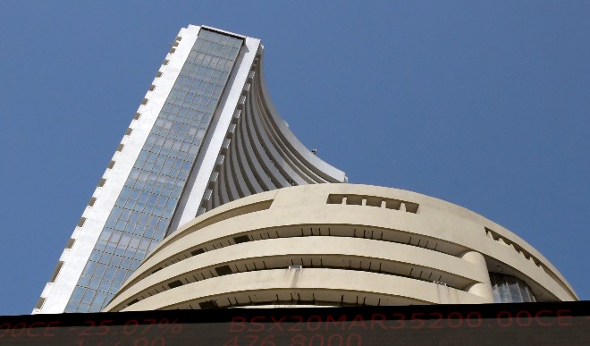 शुरुआती कारोबार में सेंसेक्स 500 अंक से अधिक टूटा, निफ्टी 13,800 से नीचे