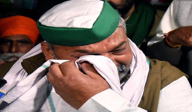 अनशन पर बैठे राकेश टिकैत, कहा- गांव से पानी आएगा तभी पीऊंगा