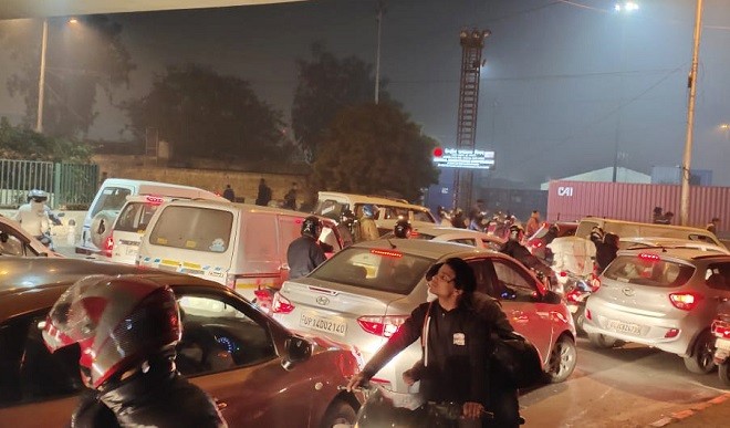 गाजीपुर बॉर्डर के बंद होने के चलते यात्रियों को परेशानी का करना पड़ा सामना