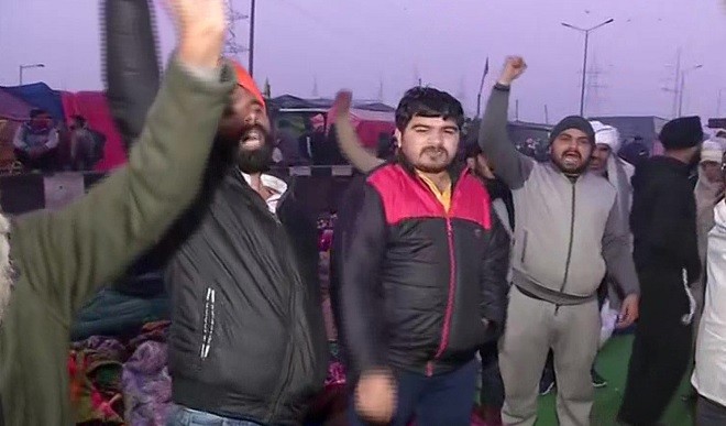 किसान आंदोलन: यूपी गेट पर बढ़ा प्रदर्शनकारी किसानों का हुजूम, अतिरिक्त बल को हटाया गया
