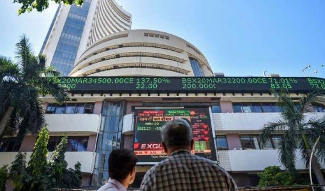 हरे निशान पर खुला शेयर बाजार, सेंसेक्स 400 अंक उछला; निफ्टी 13,900 अंक के पार