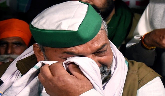 राकेश टिकैत के आंसुओं पर पिघलने वालों को पुलिसवालों के बहे खून पर दया क्यों नहीं आती ?