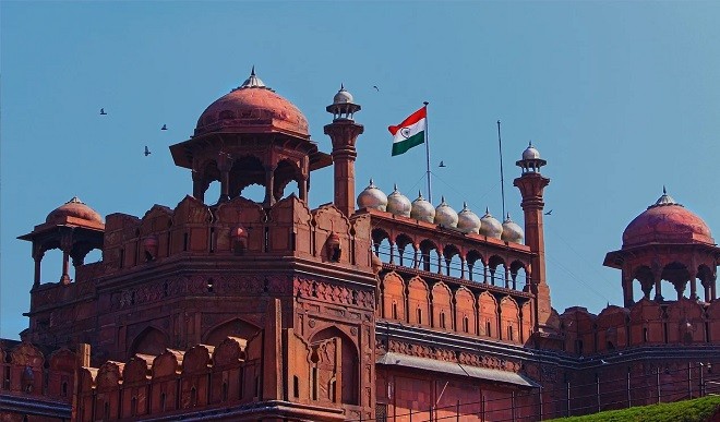 लाल किला: सिख सेना के दिल्ली फतेह और गुरुद्वारे से लेकर सिख रेजीमेंट तक दिखने वाले 'निशान साहिब' की कहानी