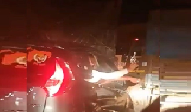 मुंबई-पुणे हाइवे पर खुलेआम लहराई पिस्तौल, AIMIM सांसद ने बताया शिवसेना का कार्यकर्ता