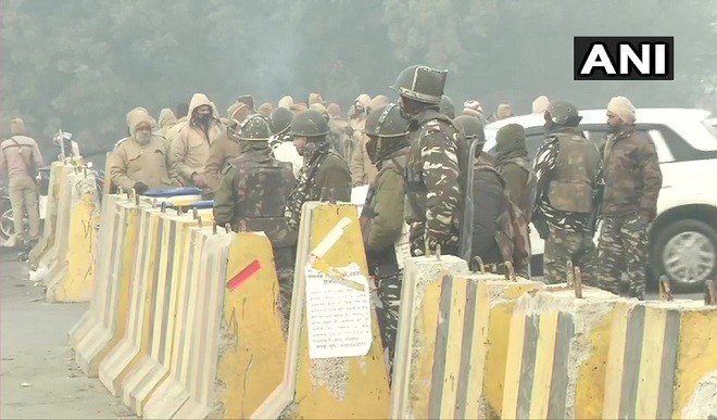 गाजीपुर बॉर्डर पर भारी पुलिस बल की तैनाती, NH-24 समेत ये रास्ते किए गए बंद