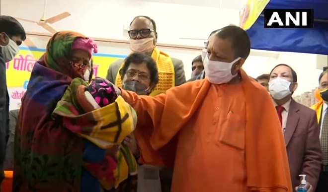 CM योगी ने की पल्स पोलियो अभियान की शुरुआत, कहा- स्वस्थ भारत के निर्माण के लिए हर नागरिक की स्वस्थ दिनचर्या ज़रूरी