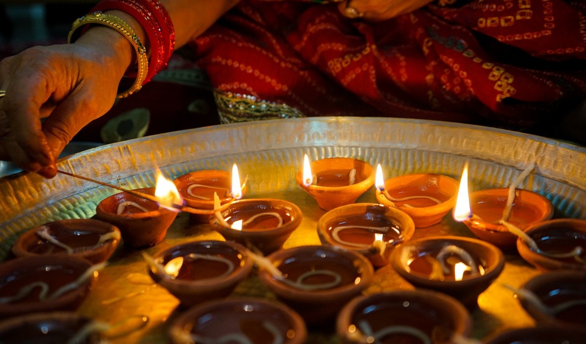 दिवाली पर चाहते हैं माँ लक्ष्मी को घर पर बुलाना तो इन जगहों पर जरूर जलाएं दीपक
