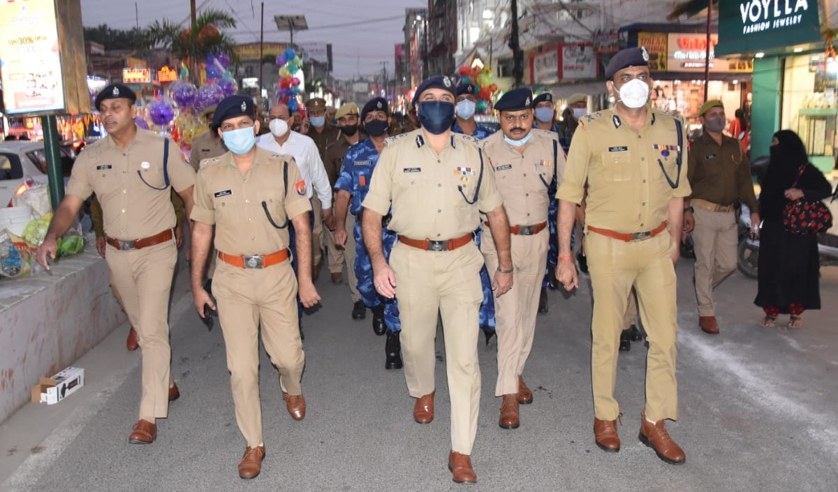 मेरठ : त्योहारो को लेकर सुरक्षा चाकचौबंद ,जनपद को जोन और सेक्टर में बांट तैनात की पीएसी व आरएएफ फोर्स