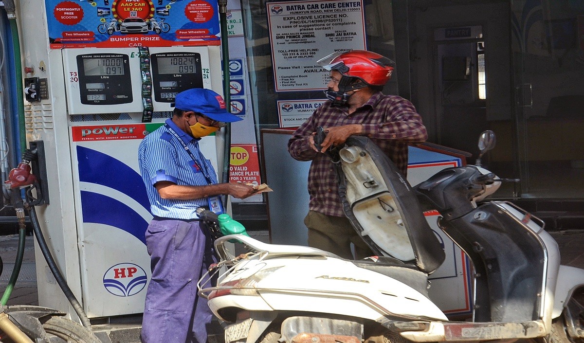 दिवाली पर जनता को बड़ी राहत, पेट्रोल-डीजल पर एक्साइज ड्यूटी घटी, जानें कितना कम हो जाएगा दाम?
