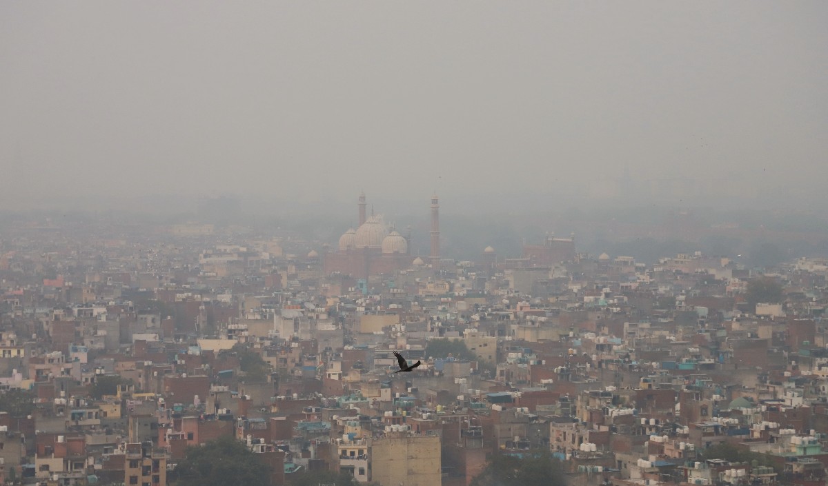 दिवाली के एक दिन बाद दिल्ली में छाई धुंध, राजधानी में हवा की गुणवत्ता 'खतरनाक'