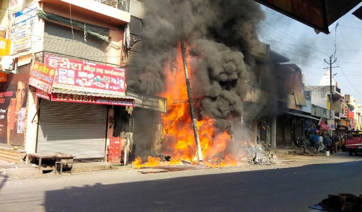 मेरठ : मवाना में मोबिल ऑयल की दुकान में लगी भीषण आग,3 युवक जिंदा जले