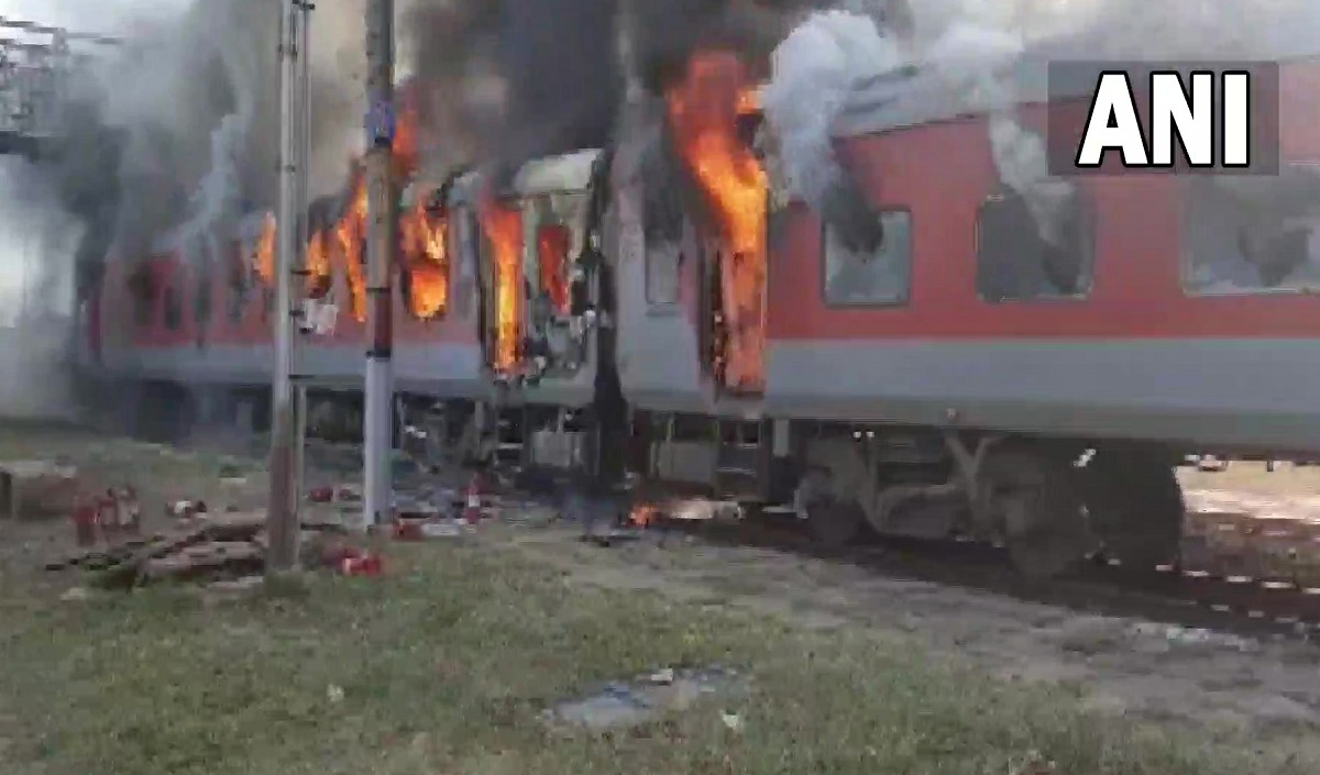 मध्य प्रदेश के मुरैना में दुर्ग एक्सप्रेस में लगी भीषण आग, आनन-फानन में ट्रेन से बाहर निकले यात्री