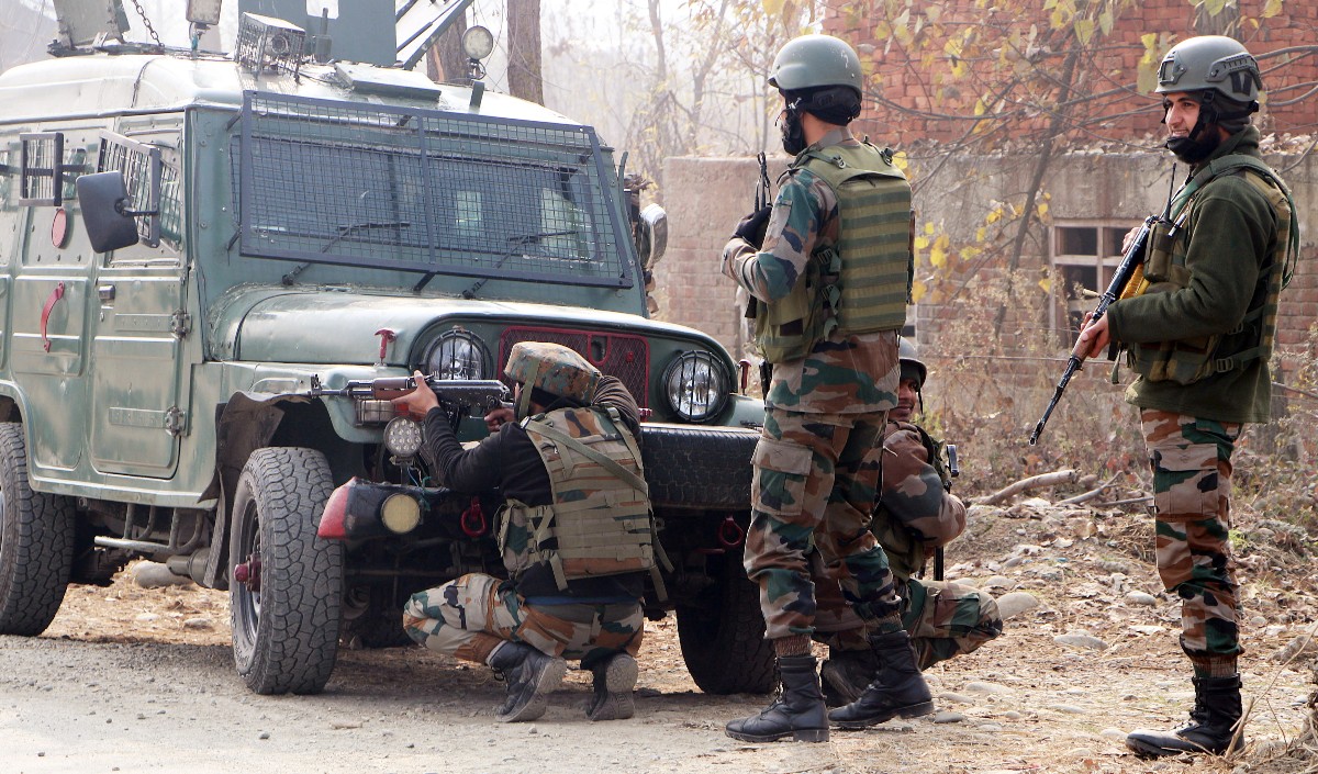 जम्मू-कश्मीर के पुलवामा में आतंकियों की बड़ी साजिश को सुरक्षा बलों ने किया नाकाम, दो आतंकी मार गिराए