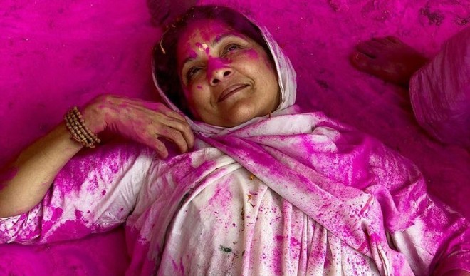 नीना गुप्ता की 'द लास्ट कलर' दिखाती है आदमी के बिना कितनी बेबस होती है औरत की जिंदगी!