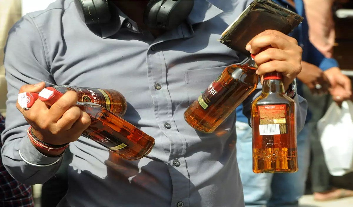 केजरीवाल की नई शराब नीति में ऐसा क्या है?  जिसके खिलाफ बीजेपी ने बोला हल्ला और 'जाम' में फंस गई दिल्ली