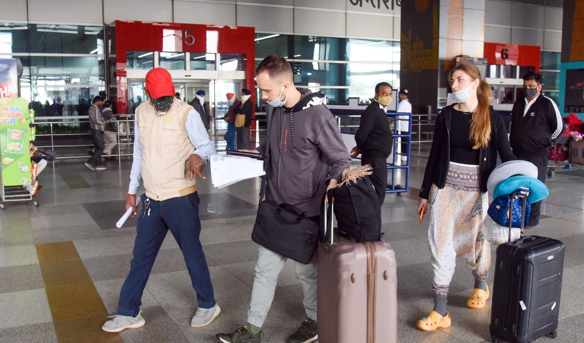सभी अंतरराष्ट्रीय यात्रियों को भारत आने पर सात दिनों तक घर पर पृथकवास में रहना होगा
