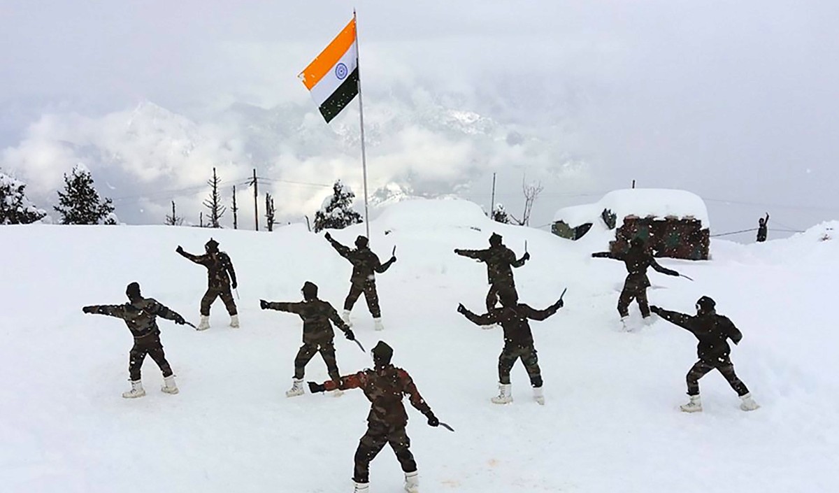 भारतीय सेना के जवानों ने माइनस तापनाम में बर्फ से ढकी पहाड़ी पर किया 'खुकुरी डांस', वीडियो वायरल