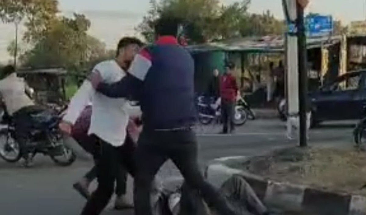 भोपाल में बीच सड़क पर लोगों ने युवक को पीटा, पुलिस से भी की हाथापाई