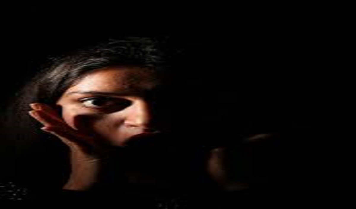 तंत्र क्रिया कर लकवे का इलाज करने का तांत्रिक का दावा, पति को बहकाकर महिला का किया बालात्कार